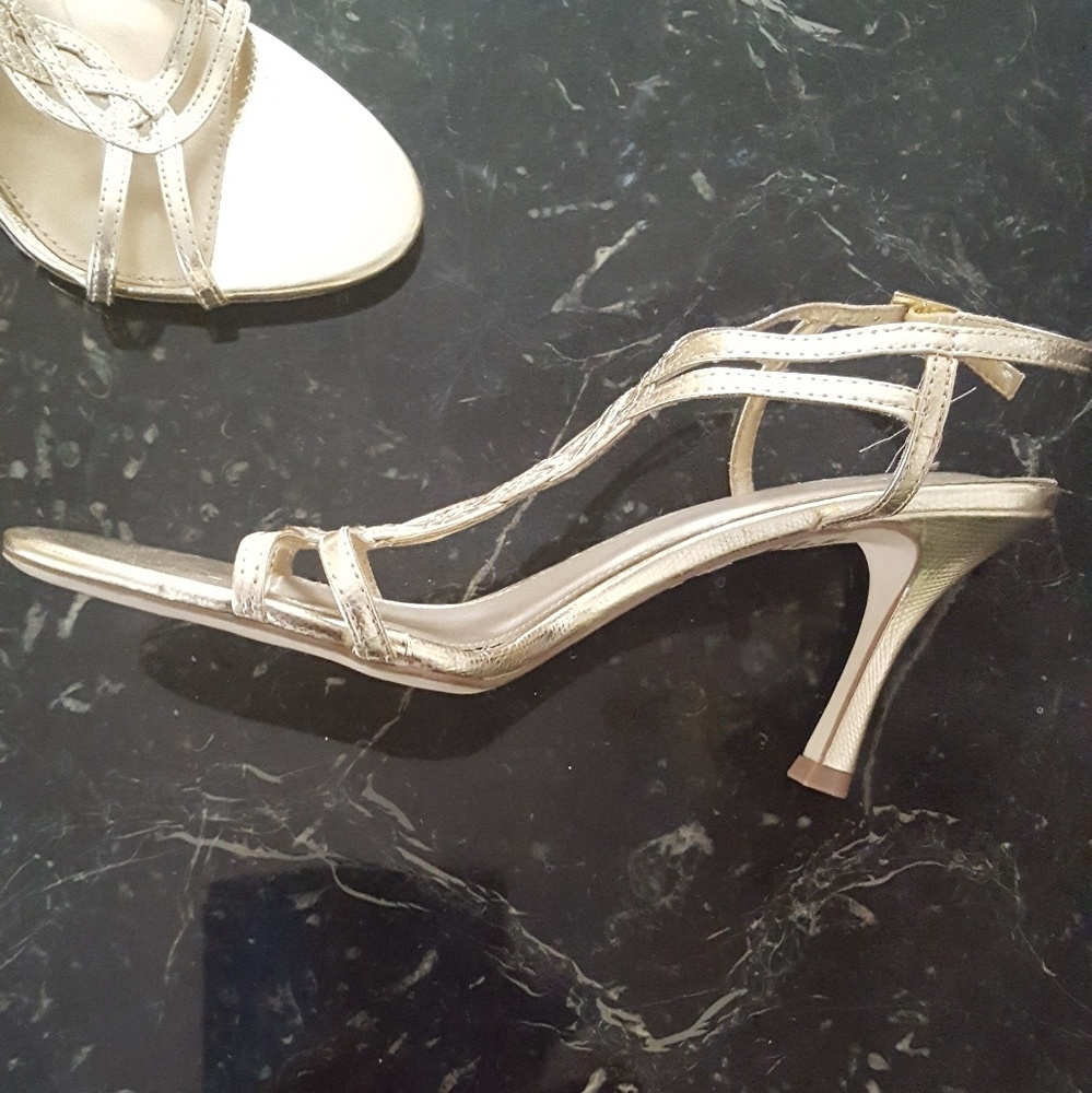 Fioni gold metallic sandal -size 8 1/2